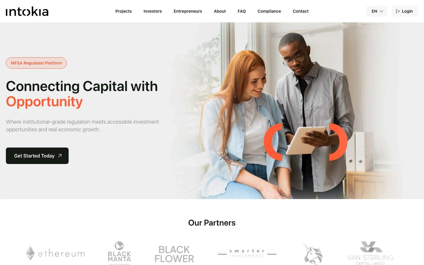 Aktuelle Startseite von intokia.com: „Connecting Capital with Opportunity“ mit MFSA-Regulierungs-Badge