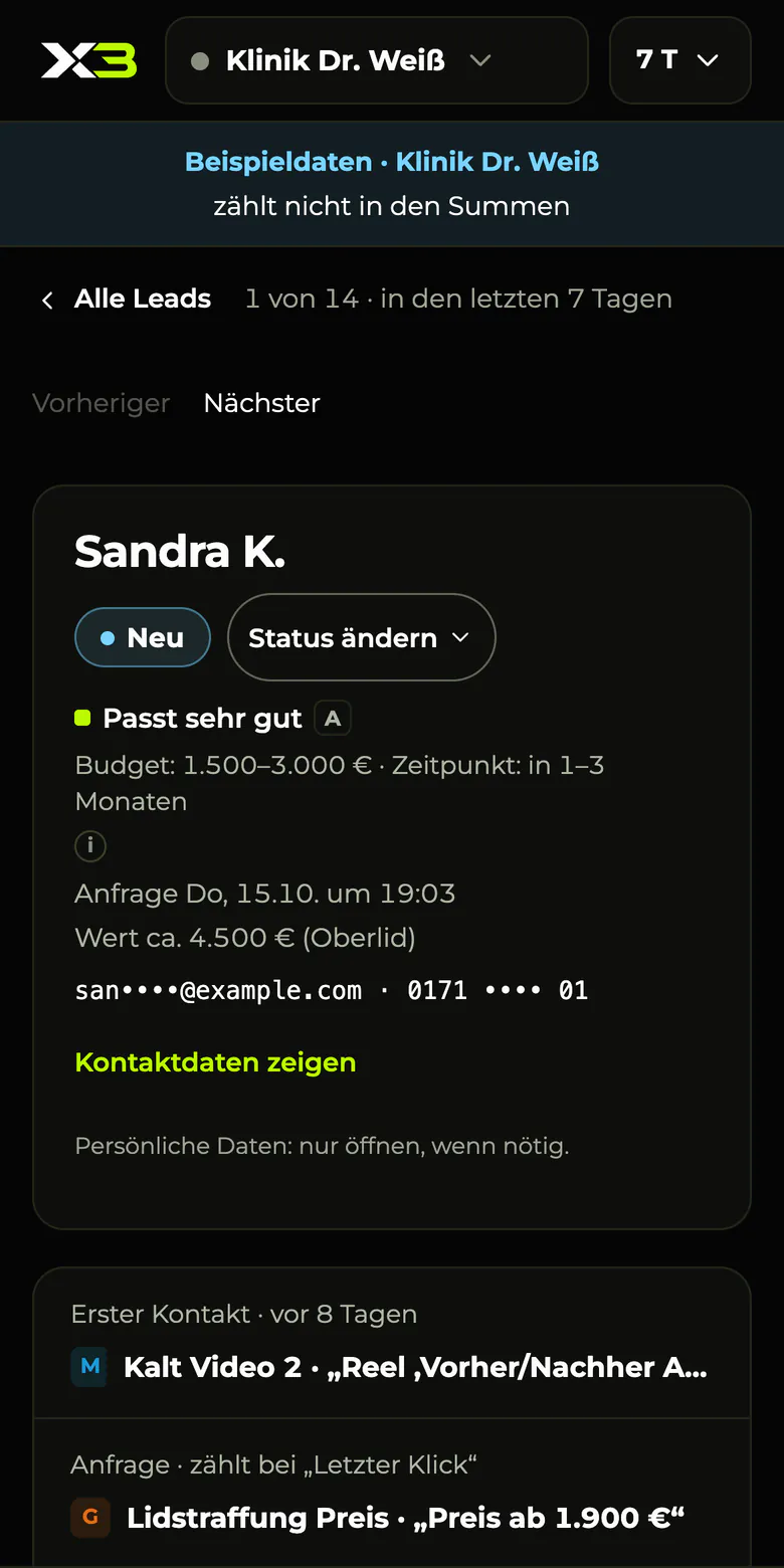 X3 Lead-Detail auf dem Smartphone mit Beispieldaten: erfundene Interessentin „Sandra K.“, Passung „sehr gut“, maskierte Kontaktdaten und erster Kontakt über eine Meta-Anzeige