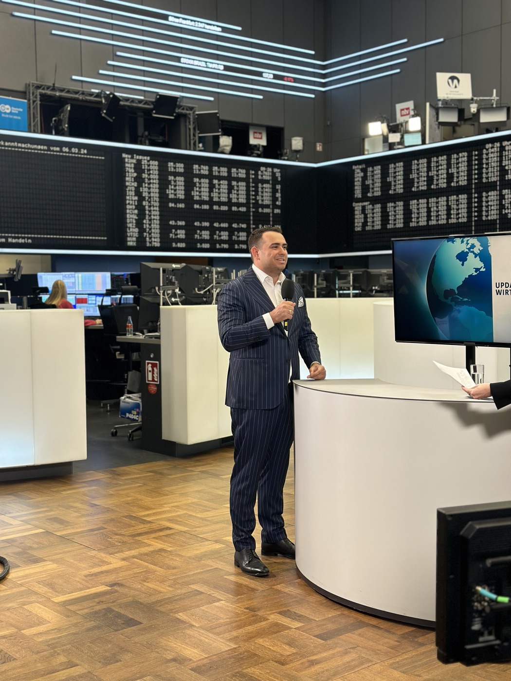 Maximilian Schmidt on the trading floor of the Frankfurt Stock Exchange